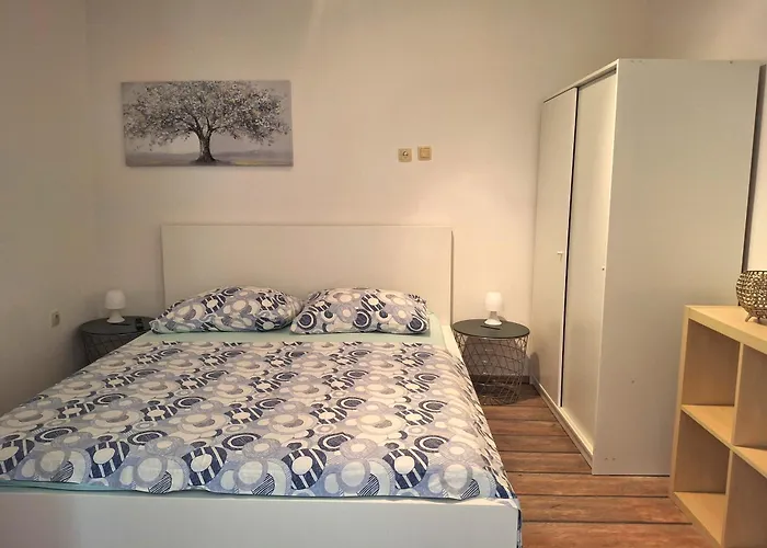 Albina * Τρογκίρ